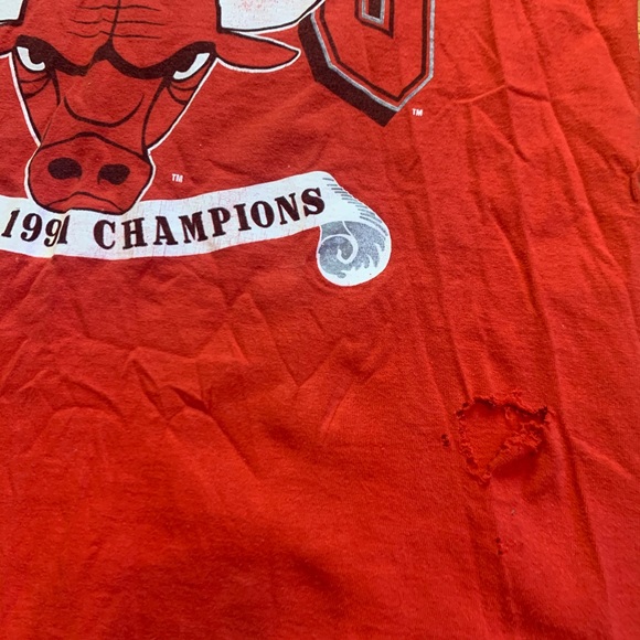 MOVING SALE- Vtg 91 Bulls Championship Shirt OFFERS/BUNDLES ACCEPTED - Picture 4 of 5
